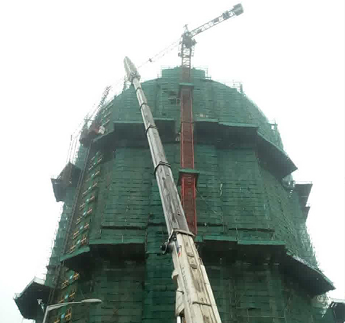 宁武吊车在工地上作业